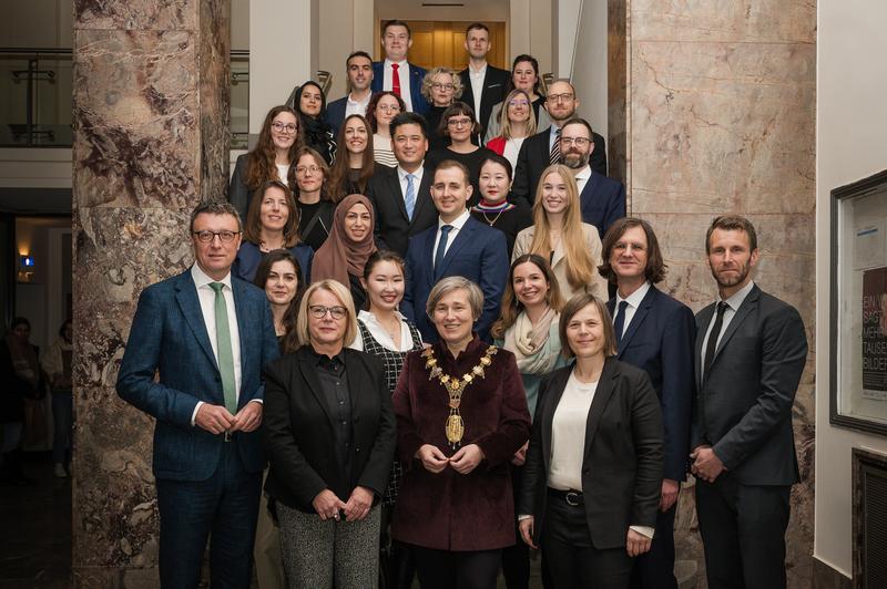 Gruppenfoto des JLU-Präsidiums mit Festredner sowie Preisträgerinnen und Preisträgern beim Akademischen Festakt der Justus-Liebig-Universität Gießen.