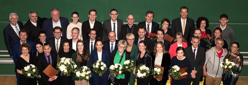 FörderpreisträgerInnen 2024 der Stiftung „Forschung hilft“ zusammen mit dem Würzburger Bischof Franz Jung, dem Ärztlichen Direktor des Uniklinikums PD Dr. Tim von Oertzen, Mitgliedern des Stiftungsrates sowie Akteuren und Gästen der Veranstaltung. 