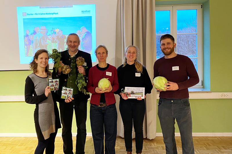 Presentation of the practical brochure at the closing event at the IGZ. From left to right: Isabell Szallies (agrathaer GmbH), Michael Wimmer (FÖL), Katia Heistermann (IGZ), Laura Storch (agrathaer GmbH), Maximilian Liebrich (Bio-Gärtnerei Watzkendorf). 