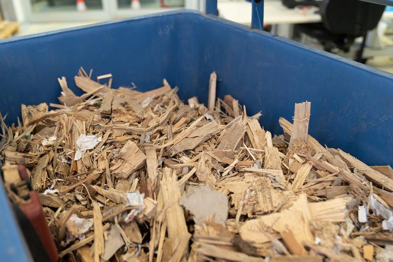 Mit Holzschutzmitteln behandeltes Altholz muss derzeit in genehmigten Großkraftwerken verbrannt werden.