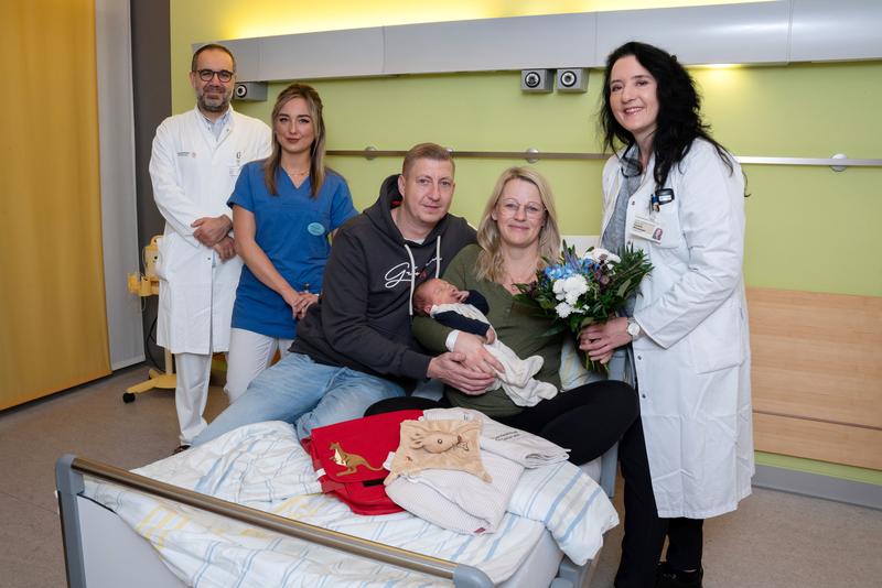 Frau Prof. Pauline Wimberger (r.), Direktorin der Klinik für Frauenheilkunde und Geburtshilfe, Prof. Cahit Birdir (l.), leitender Oberarzt im Kreißsaal und Schwester Johanna (2.v.l.) gratulieren Anna Neumann und Tony Jung zu ihrem Sohn Bruno.