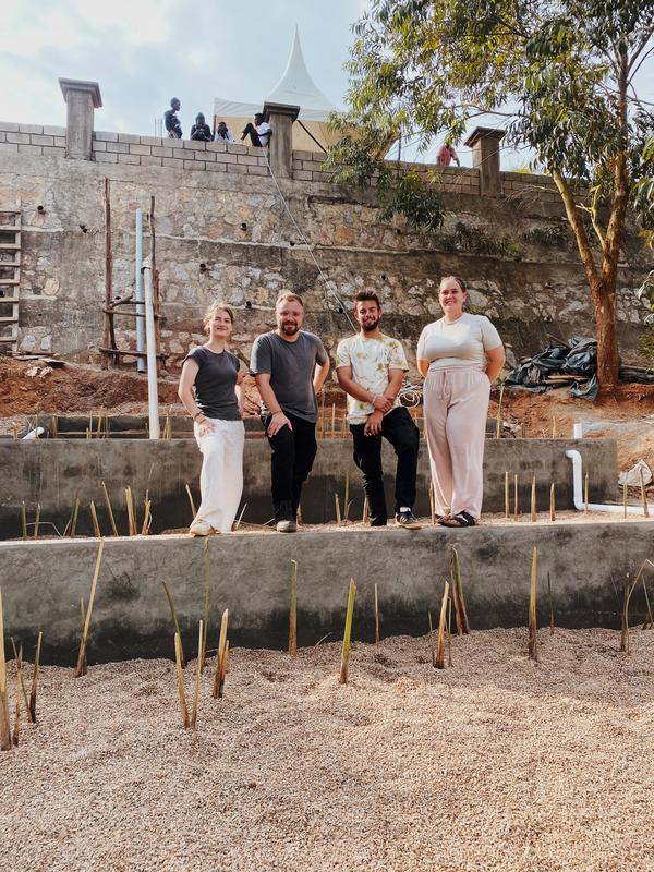 Von links nach rechts: Vanessa Janoschek, Denis Bieniasz, Martin Kroiß und Julia-Maria Hofer von der Fakultät Bauingenieurwesen der OTH Regensburg bei ihrem mehrwöchigen Aufenthalt in Uganda. 