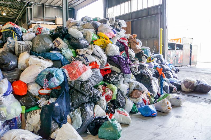 Stapel von Alttextilien, die in einem Sortierzentrum in Oslo angeliefert wurden. Oslo war ebenfalls Gegenstand der Studie