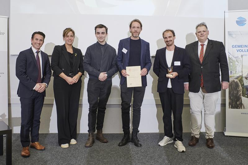 (v.l.n.r.): Christian Mildenberger, Geschäftsführer der Landesgesellschaft NRW.Energy4Climat, NRW-Wirtschaftsministerin Mona Neubaur, Bachelorstudent Jan Jurek Waters, Prof. Marco Hemmerling, Max Salzberger und Stephan Grüger, Präsident Eurosolar e.V.