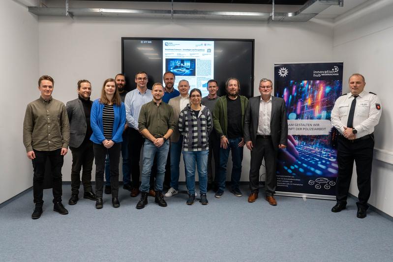 Projektgruppe um Prof. Dr. Felix Büsching, Projektleiter von Seiten der Ostfalia Hochschule für angewandte Wissenschaften, Roger Fladung, Polizeipräsident der Zentralen Polizeidirektion Niedersachsen und Oskar Neda, Leiter Innovationhub.