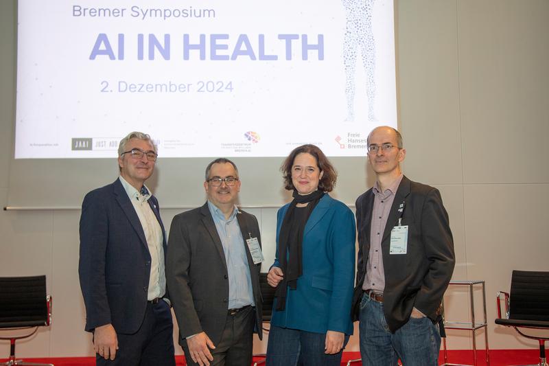 v.l.n.r. Derk Schönfeld, Prof. Dr.-Ing. Rainer Fechte-Heinen, Senatorin Kathrin Moosdorf, Prof. Dr.-Ing. Horst K. Hahn bei der Eröffnung des Bremer Symposiums AI in Health