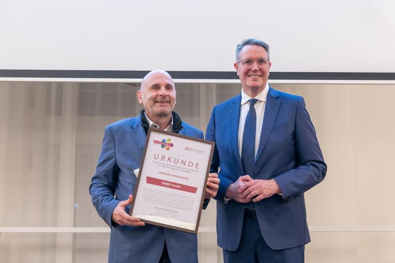 Prof. Dr. Peter Heck und Minister-präsident Alexander Schweizer bei der Überreichung der Urkunde