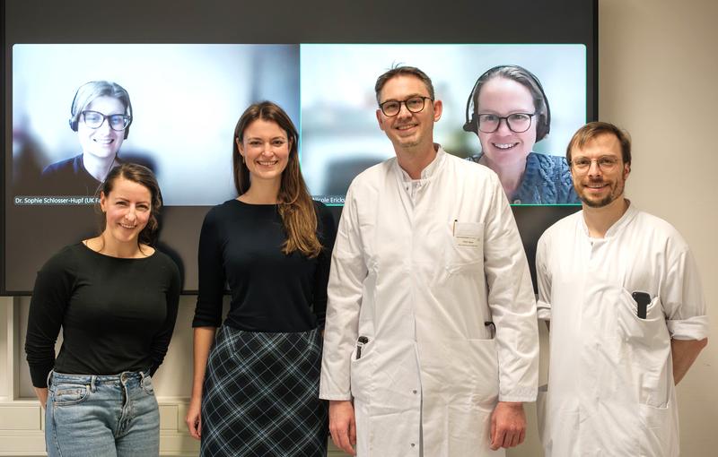 Partnerinnen und Partner im Gustabor-Projekt, hinten links auf dem Monitor Dr. Sophie Scholsser-Hupf (UKR) und rechts Dr. Nicole Erickson (LMU), vorne das Team am UKW v.l.n.r. Constanze Wolz, Dr. Anna Fleischer, Prof. Dr. Alexander Hann, Philipp Sodmann. 