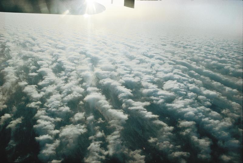 Blick auf die "Wolkenstrassen", wie wir sie über dem Land sehr selten sehen. Solche Strukturen formen sich häufig unter homogenen atmosphärischen Bedingungen über Meeresoberflächen. 