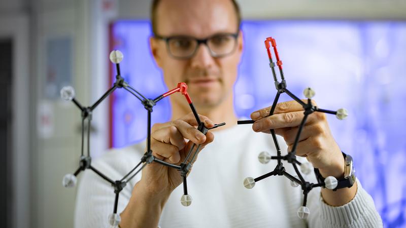 Faszinierende „zweihändige Moleküle“ im Modell: Prof. Dr. Robert Kretschmer, Inhaber der Professur für Anorganische Chemie an der TU Chemnitz, will Moleküle entwickeln, die zwei aktive Metallzentren haben und somit neuartige Reaktionen ermöglichen.