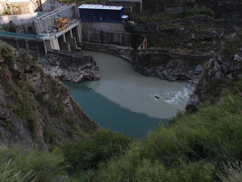  Vereinigung von zwei Flüssen mit hohem bzw. niedrigem Sedimentanteil in Indien. 