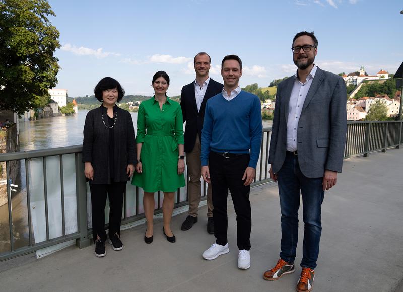 Das Team bei einem Treffen in Passau (von links): Theresa S. Cho (Seoul National University), Carolin Häussler (Universität Passau), Marvin Hanisch (Universität Groningen), Lorenz Graf-Vlachy (TU Dortmund), Andreas König (Universität Passau).