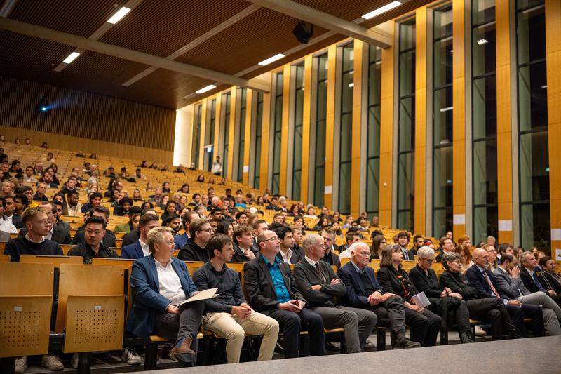 Rund 200 Gäste kamen im Audimax der Universität Koblenz zusammen, um die Absolvent*innen des Fachbereichs 4: Informatik zu verabschieden. 
