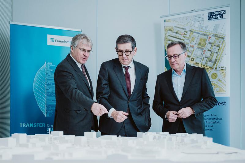 V. l. n. r.: Prof. Holger Hanselka (Fraunhofer-Gesellschaft), Prof. Reinhold Geilsdörfer (Dieter Schwarz Stiftung) und Prof. Wilhelm Bauer (Fraunhofer IAO)