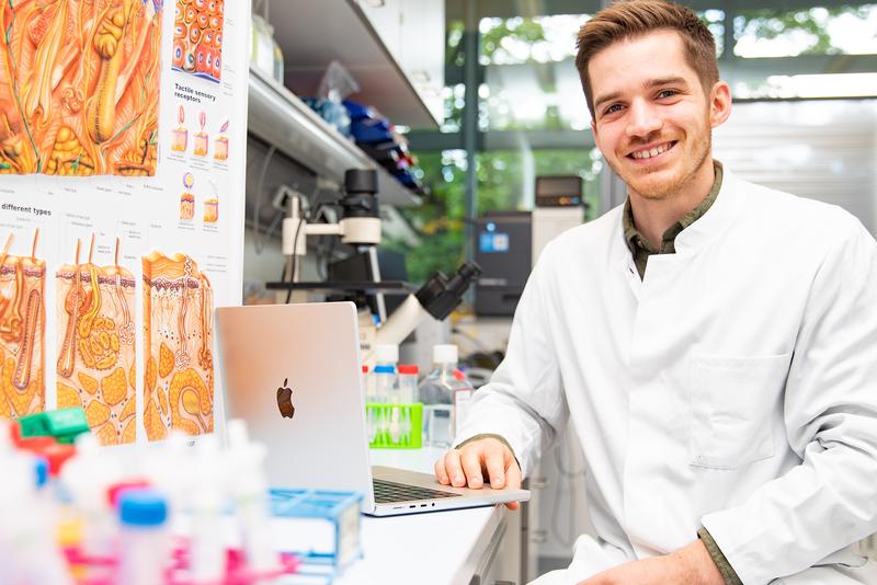 Dr. Stephan Traidl untersucht die Auswirkung systematischer Therapien bei Neurodermitis. 