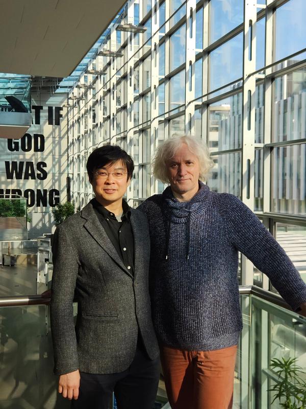 Masahiro Onji (left, Medical University of Vienna) and Josef Penninger (HZI)