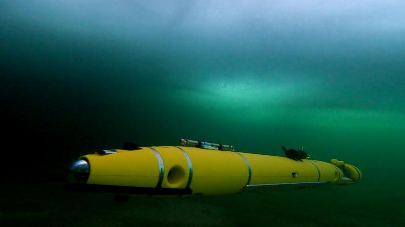 The AUV DeepLeng navigates autonomously in a frozen lake.