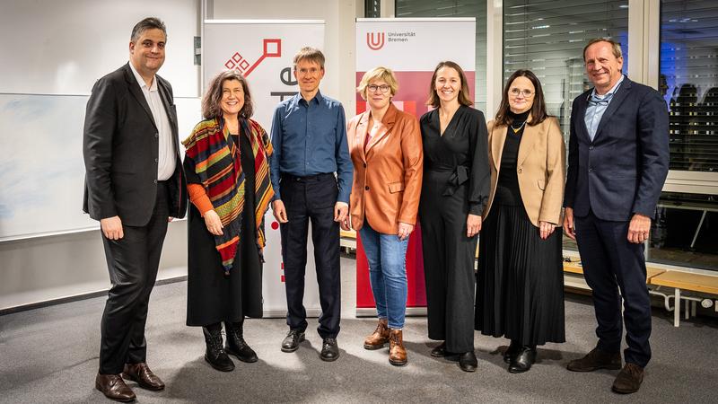 Awarding of the Berninghausen Prize. From left: Sascha Otto, unifreunde e.V., Irene Strebl, State Councilor for the Environment, Climate, and Science, Hendrik Vogt, Sabine Ritter, Barbara Cludius, Vice President Maren Petersen, Carl Berninghausen.