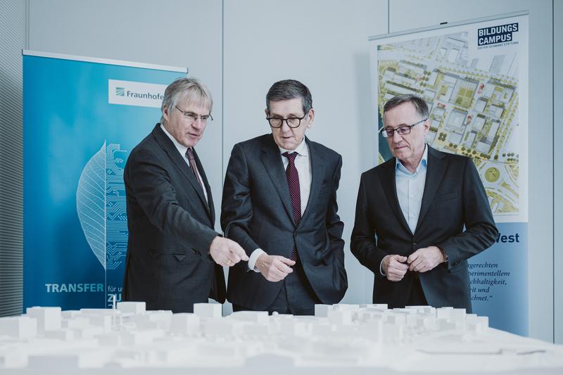 V.l.n.r.: Prof. Holger Hanselka (Präsident der Fraunhofer- Gesellschaft), Prof. Reinhold Geilsdörfer (Geschäftsführer der Dieter Schwarz Stiftung) und Prof. Wilhelm Bauer (Institutsleiter des Fraunhofer IAO)