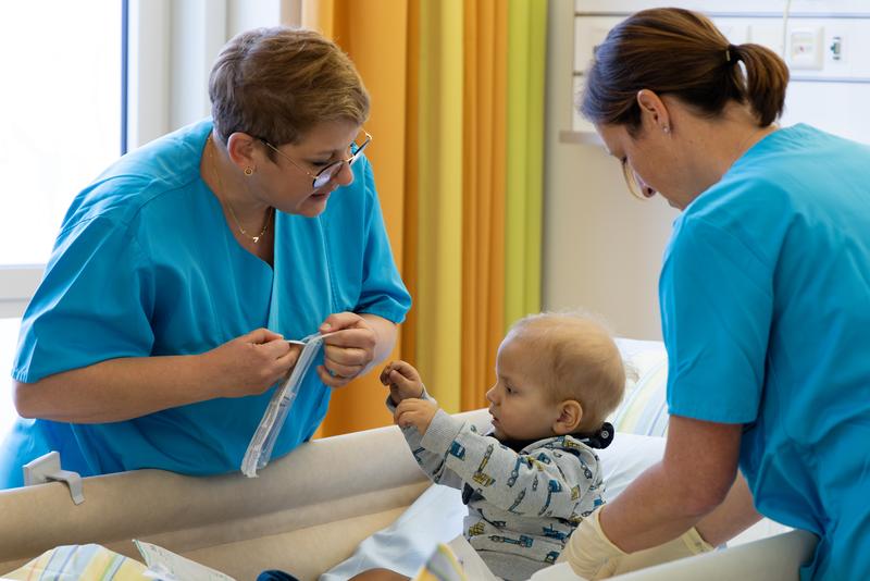 Die Behandlung von Kindern erfordert, mehr noch als bei Erwachsenen, von allen Beteiligten jede Menge Einfühlsamkeit.