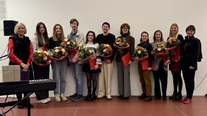 Hochschulpräsidentin Prof. Dr. Susanne Weissman (links) und Kulturdezernentin Marianne Grosse (rechts) mit den Preisträgerinnen und Preisträgern des Gutenberg-Stipendiums 2024.
