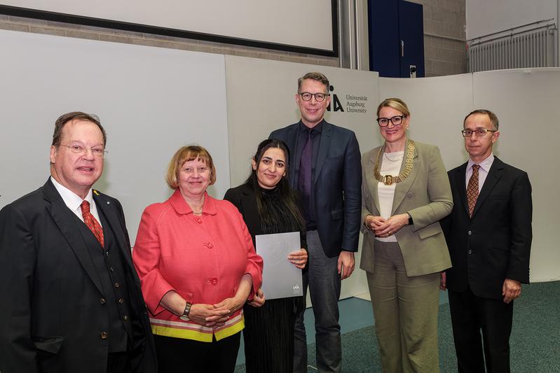 Preisstifter Dr. Georg Haindl, Universitätspräsidentin Prof. Dr. Sabine Doering-Manteuffel, Preisträgerin Farida Khalaf, Wissenschaftsminister Markus Blume, Oberbürgermeisterin Eva Weber und Jurymitglied Rabbiner Tom Kučera.