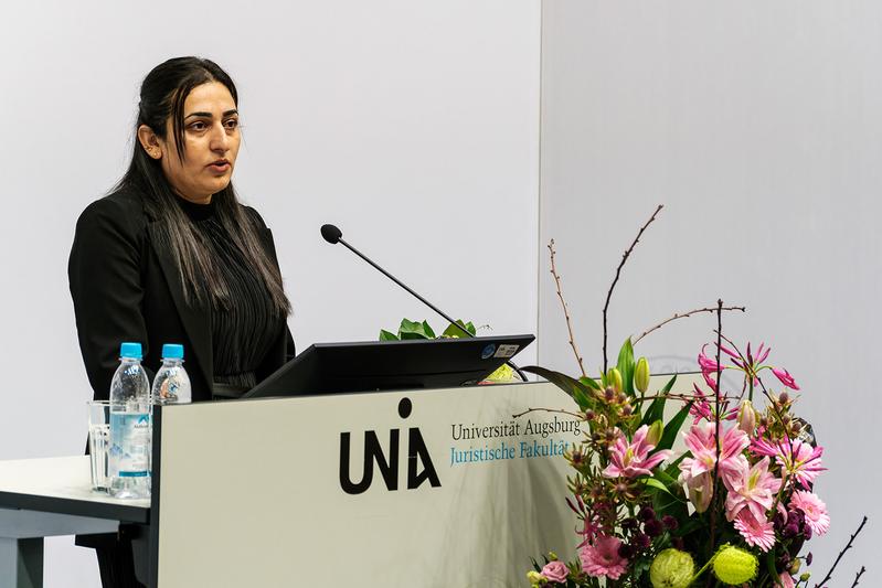 Farida Khalaf, ausgezeichnet mit dem Mietek Pemper Preis der Universität Augsburg für Versöhnung und Völkerverständigung 2024