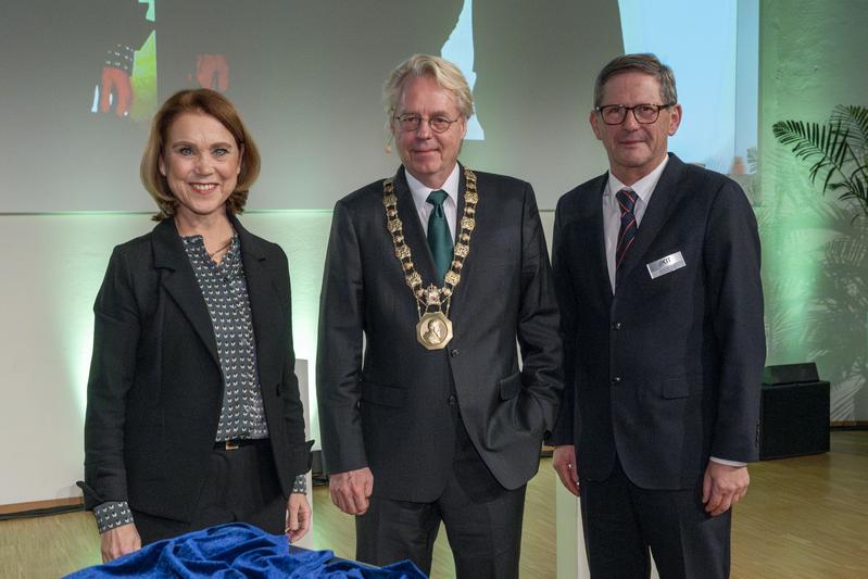 Die baden-württembergische Wissenschaftsministerin Petra Olschowski und der Aufsichtsratsvorsitzende des KIT Professor Michael Kaschke überreichten dem neuen Präsidenten des KIT Professor Jan S. Hesthaven offiziell die Amtskette. Markus Breig, KIT