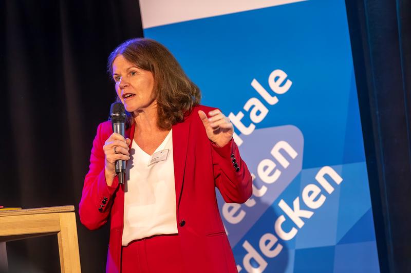 Prof. Dr. Christa Mohr stellte auf der Veranstaltung „Lernen 4.0 – Wie digitale Bildung gelingt“ am 21.10.2024 im Degginger in Regensburg das Projekt VReduMED vor. 