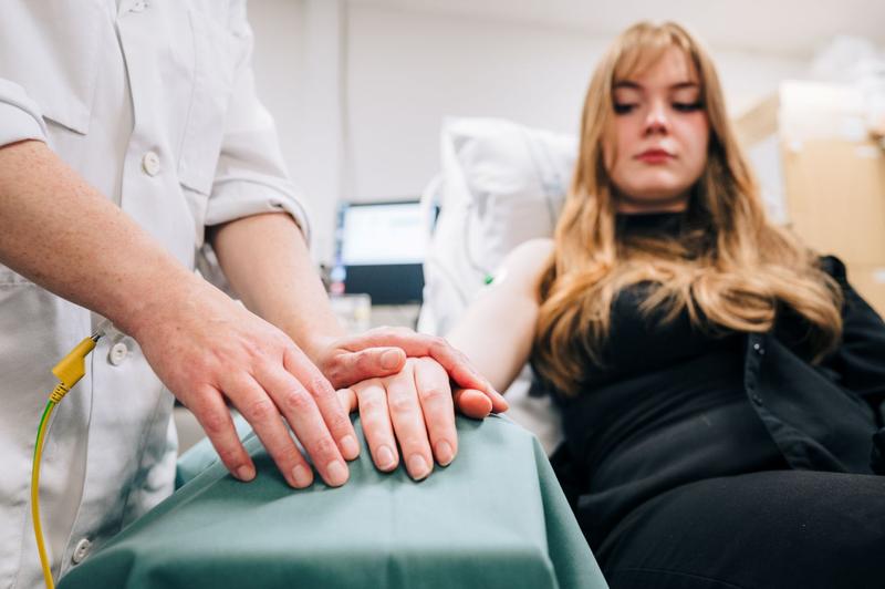 The researchers at Linköping University study how the nervous system process the social signals in touch, such as calming touch.