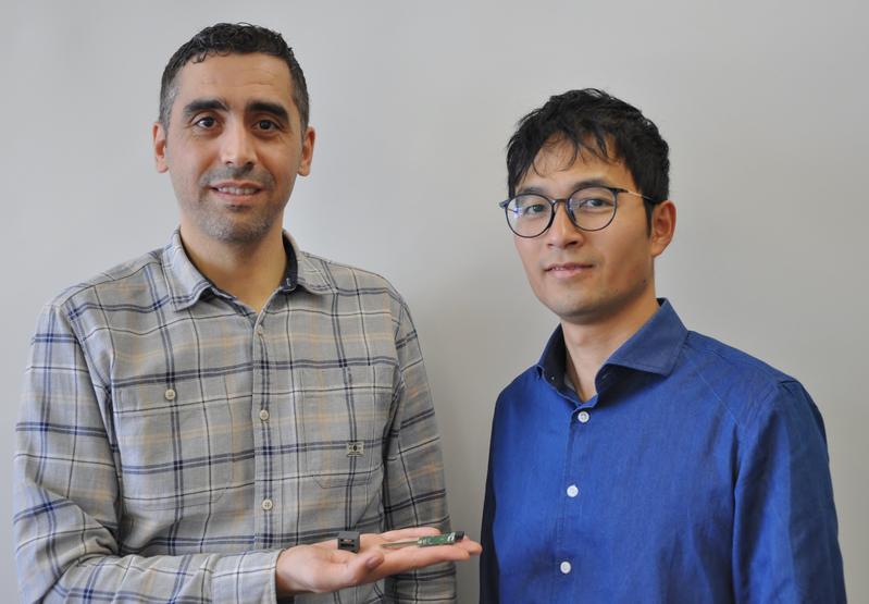 Physiker Belal Alnajjar (links) und Elektroingenieur Anh Chu vom Start-up SpinMagIC arbeiten in den Labors an der Universität Stuttgart.