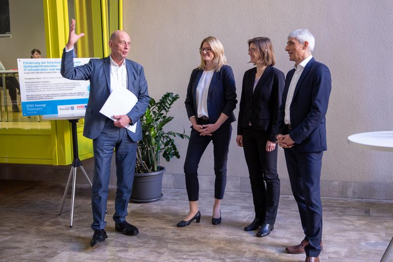 Thüringens Wissenschaftsminister Wolfgang Tiefensee, Dr. Karina Weber (Administrative Direktorin Leibniz-IPHT), Prof. Ute Neugebauer (Leibniz-IPHT und FSU Jena) sowie Dr. Thoralf Held, Kanzler der Friedrich-Schiller-Universität Jena (von links)..