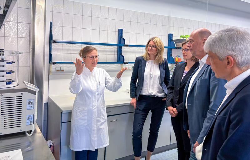 Forschende der Universität Jena und des Leibniz-Instituts für Photonische Technologien präsentieren Thüringens Wissenschaftsminister Wolfgang Tiefensee ihre Arbeiten an lichtbasierten Diagnoseverfahren für die Diagnostik von Infektionskrankheiten.