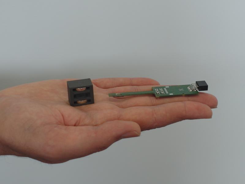 This is how shelf-life measurement works: On the left, a permanent magnet, alongside a green circuit board, features a tiny chip-integrated quantum sensor.