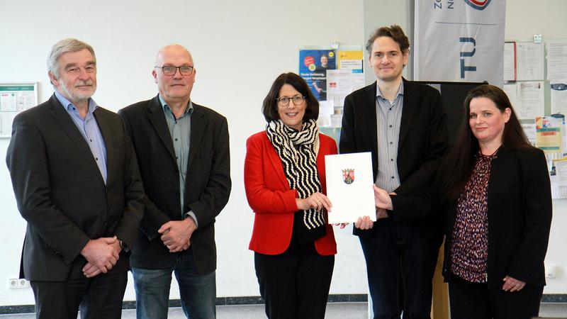 (v.l.n.r.) Dr. Martin Thul (Geschäftsführer des Commercial Vehicle Clusters Südwest), Professor Werner R. Thiel (Vizepräsident für Forschung, RPTU in Kaiserslautern), Ministerin Daniela Schmitt, Professor Daniel Görges (RPTU), Dr. Nicole Stephan  (RPTU)