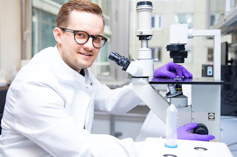 Sucht Wege, um Immuntherapien gegen Gallengangskrebs wirksamer zu machen: Gastroenterologe Dr. Bernd Heinrich.