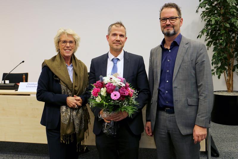 Die Hochschulratsvorsitzende Christiane Schönefeld und der stellvertretende Senatsvorsitzende Prof. Thomas Bedorf (re.) gratulierten Prof. Stefan Stürmer zur gewonnenen Rektorwahl.