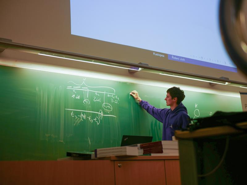 Jakub Svoboda. Der Doktorand ist in seinem vierten Jahr am ISTA. Er nutzt seine mathematischen Kenntnisse, um sich in die Evolutionsdynamik zu vertiefen.