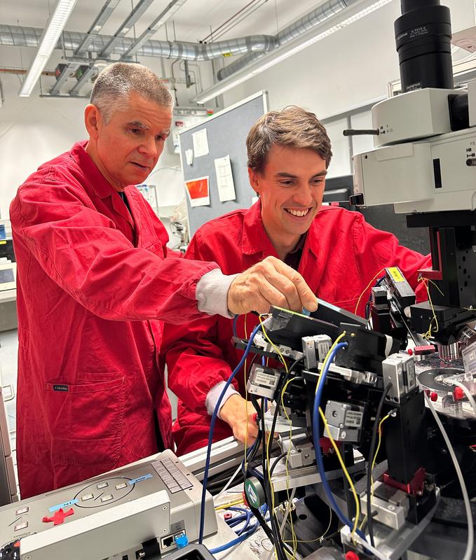 ISTA researchers Peter Jonas and Jake Watson in the lab. 