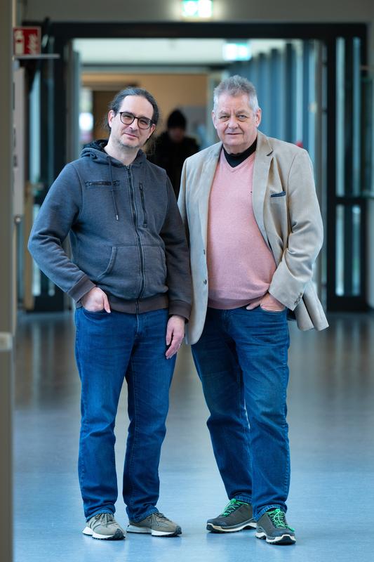 Prof. Geribert Jakob (rechts) übergibt die Programmdirektion des Volontariats zur wissenschaftlichen Dokumentation an Prof. Andreas Heß.