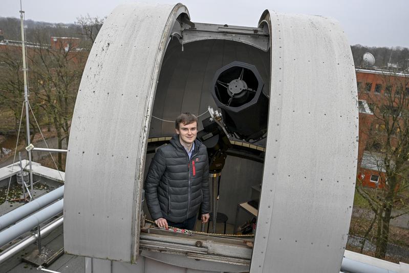 Der Physikstudent Tobias Hoffmann (hier mit dem Oldenburger Teleskop GHOST) entwickelte in seiner Masterarbeit eine Methode, um die Größenbestimmung von Asteroiden zu verbessern. 