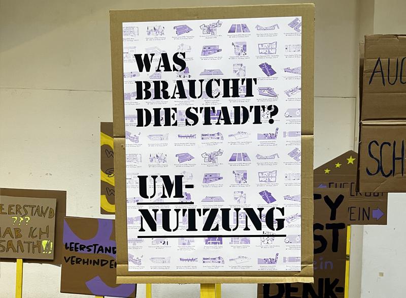 Kreativer Widerstand: Schilder aus dem Seminar „DEMOlition“, in dem es um die aktuelle Abrissdebatte in Berlin ging.