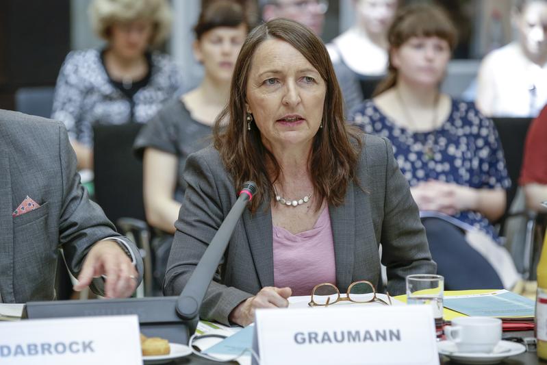  Prof. Dr. Dr. Sigrid Graumann in einer öffentlichen Anhörung 2017