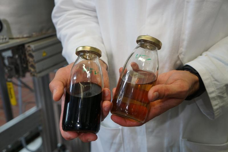 Hydrothermally treated substances: The black one (left) is treated with hydro-thermal humification, while the brighter one (right) is treated with hydrothermal carbonisation.