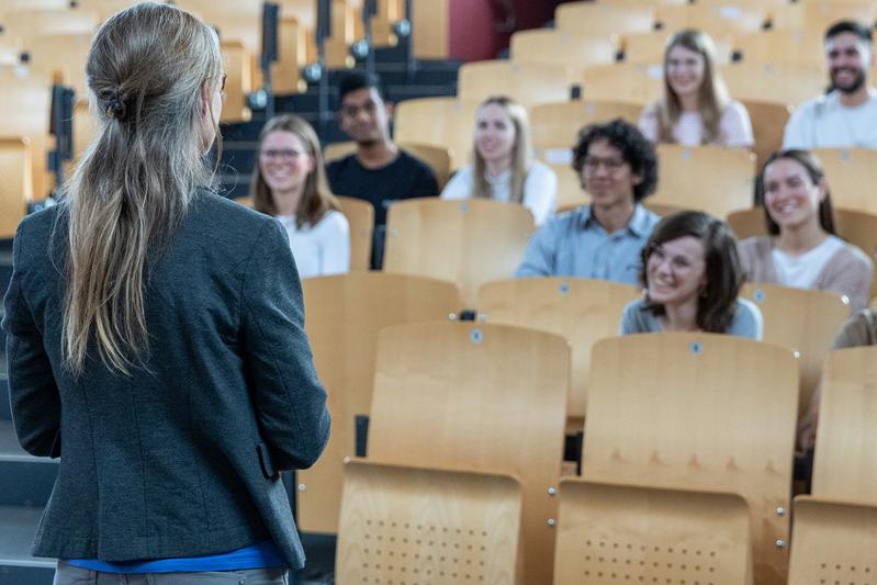 Symbolbild: Freies Sprechen ohne Stottern oder überflüssige Wörter lässt sich trainieren – das hat die Studie einer THWS-Masterabsolventin bestätigt