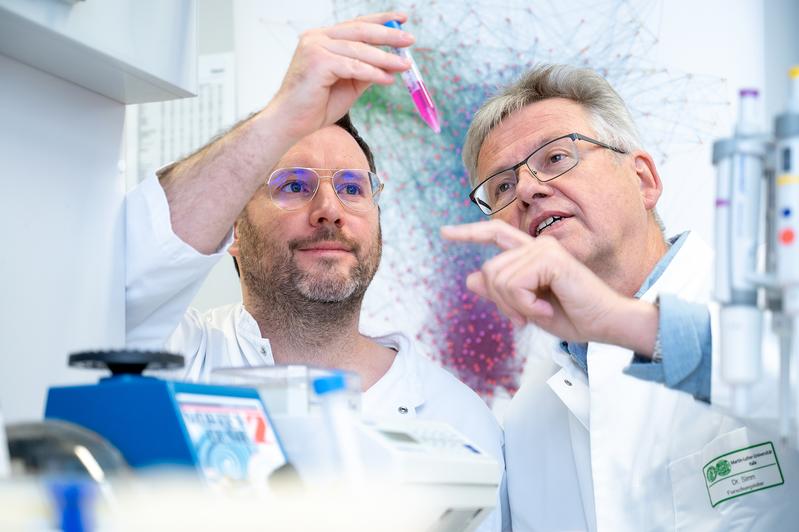 Prof. Simm (rechts im Bild) und Dr. Winterhalter im Labor: Um besonders aussagekräftige Ergebnisse zu erhalten, wurden in der Studie außergewöhnlich viele biologische Replikate analysiert. 