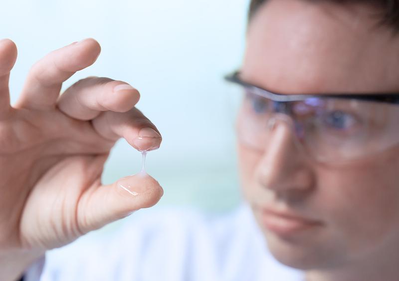 Biobasierte Klebstoffe können Dispersionsklebstoffe aus synthetischen Polymeren ersetzen, beispielsweise bei der Herstellung von Verpackungen.