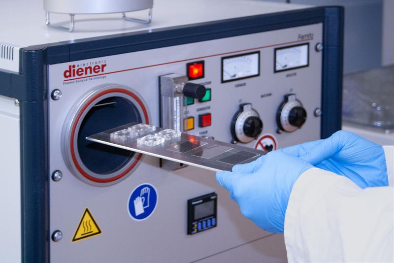 Plasma cleaning step for the production of microfluidic chambers