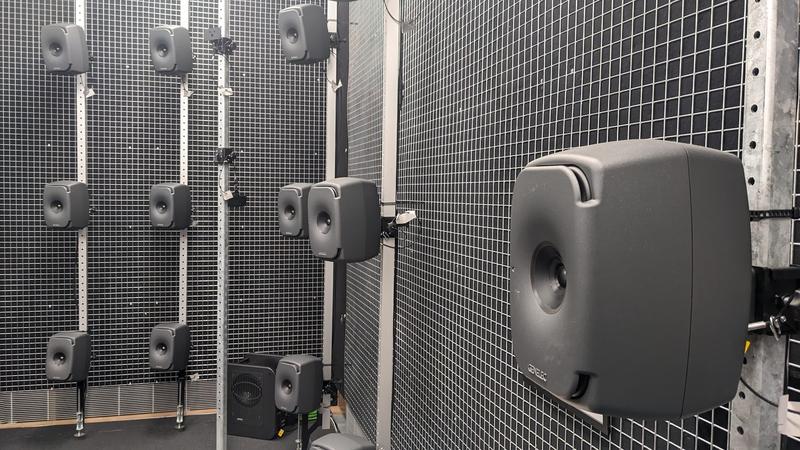 Mit 77 präzise aufeinander abgestimmten Lautsprechern ermöglicht das Virtual-Reality-Lab nun modernste Technik zur Erforschung innovativer Virtual- und Augmented-Reality-Technologien und deren Anwendungen