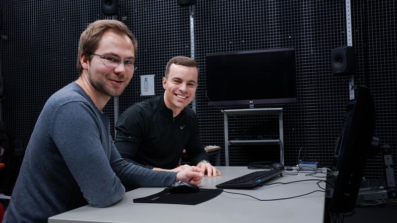 Die Studenten der Medieningenieurwissenschaften Christian Ziener (lks.) und Niklas Edelmann (re.), die das VR-Lab aufgerüstet haben